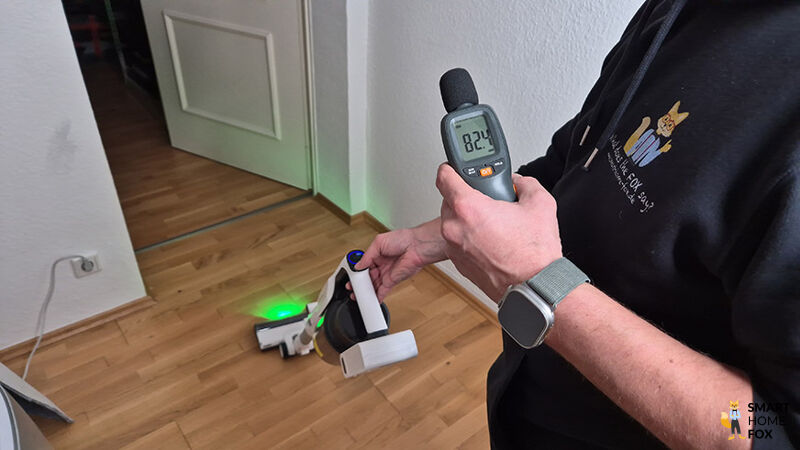 Dezibelmesser wird in die Kamera gehalten